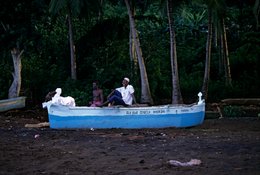 Beach;-Black-sand;-Boat;-Coconut-palms;-Comoros-Archipelago;-Fishing;-France;-Indian-Ocean;-Kaleidos;-Kaleidos-images;-La-parole-à-limage;-Laurent-Abad;-Mayotte;-Men;-Stories-Pictures